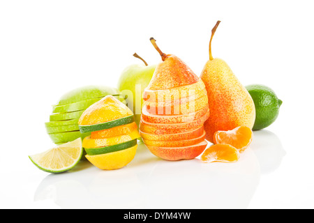 Bunte Sommer Hintergrund. Apfel, Birne, Limette und Mandarine Stücke, Scheiben und ganze Frucht isoliert. Stockfoto