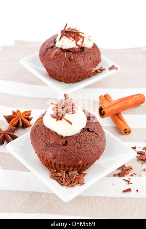 Köstliche Schokoladen-Muffins mit Sahne und Schokolade. Stockfoto