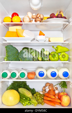 Voller Kühlschrank von Obst, Gemüse und Milchprodukte. Frische gesunde Ernährung Fitnesskonzept. Stockfoto