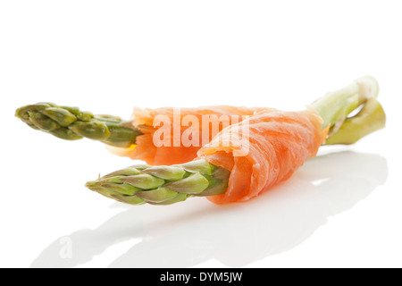 Frischer Spargel und geräucherter Lachs Stücke isoliert auf weißem Hintergrund. Culinary gesundes Licht Essen. Stockfoto