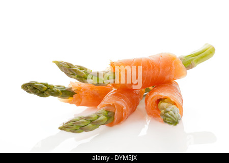 Kulinarischen Meeresfrüchte Hintergrund. Spargel in rohen Lachs gewickelt. Stockfoto