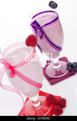 Himbeer- und Heidelbeer-Smoothie mit frischen Früchten im Cocktailglas isoliert auf weißem Hintergrund. Frische Sommer-Drinks. Stockfoto