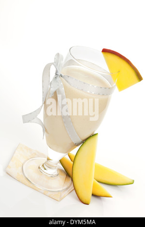 Tropischen cocktail. Mango-Lassie im Glas mit frischen Mango Stücke isoliert auf weißem Hintergrund. Sommer-drinks. Stockfoto