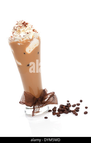 Eiskaffee mit Sahne und Kaffee Bohnen isoliert auf weißem Hintergrund. Erfrischendes Sommergetränk. Stockfoto