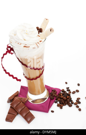 Köstliche kulinarische Eiskaffee mit Schaum, Schokoriegel und Kaffeebohnen isoliert auf weißem Hintergrund. Coole Sommerdrinks. Stockfoto