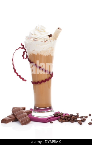 Köstlich erfrischende Eiskaffee mit Sahne, gerollte Waffeln, Kaffee und Schokolade isoliert auf weißem Hintergrund. Stockfoto