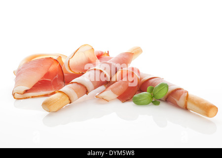 Kulinarische Speisen. Parma Schinken Prosciutto mit Grissini Brot klebt isolierten auf weißen Hintergrund. Stockfoto