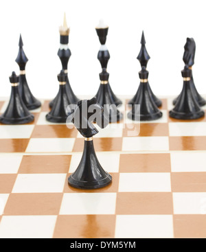 schwarze Ritter vor schwarz Schach Stockfoto