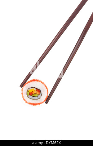 Halten ein California Maki Sushi mit Stäbchen isoliert auf weißem Hintergrund. Kulinarischen Gourmet-japanisches Essen. Stockfoto