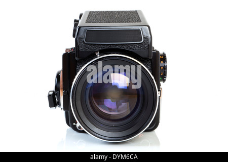 Vorderansicht - Retro-Mittelformat-SLR-Kamera aus den 70er Jahren auf weißem Hintergrund. Stockfoto