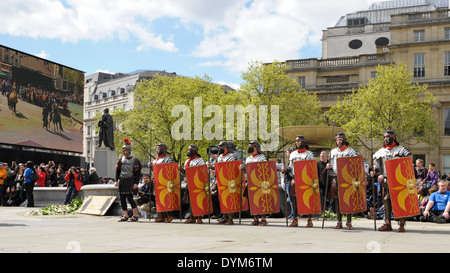 Die Passion Jesu durch die Wintershall-Spieler auf dem Trafalgar Square auf gut Freitag, 18. April 2014 durchgeführt.  Jesus steigt und spricht mit der Masse Masse.  Bild von Julie Edwards Stockfoto