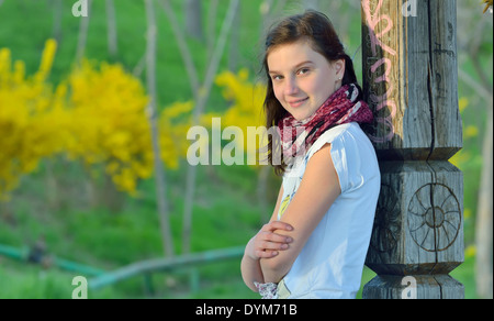 Porträt-Teenager-Mädchen im Frühling Stockfoto