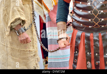 römischer Soldat und Handschellen Gefangener Stockfoto