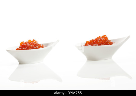 Zwei Runde Schalen mit rotem Kaviar isoliert auf weißem Hintergrund. Köstliche Meeresfrüchte-Konzept. Stockfoto