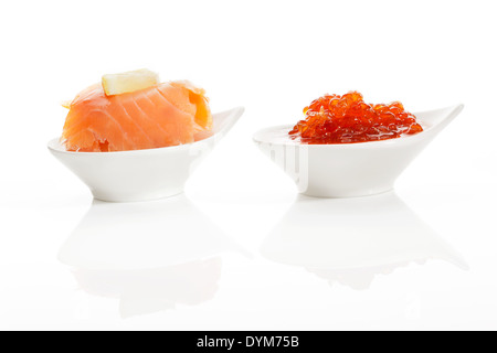 Köstliche Meeresfrüchte Hintergrund. Lachs und Kaviar in weiße Schüssel isoliert auf weißem Hintergrund. Genussmittel. Stockfoto