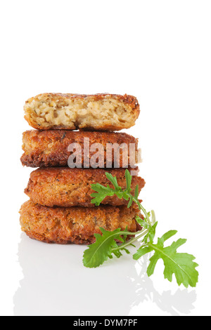 Köstliche vegetarische Burger Patty Turm mit frischen Rucola Kraut isoliert auf weißem Hintergrund. Kulinarischen vegetarisches Essen. Stockfoto