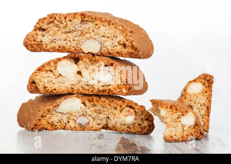 Köstliche traditionelle italienische Cookie Cantuccini Detail auf weißen hölzernen strukturierten Hintergrund. Kulinarischen Süßspeise zu essen. Stockfoto