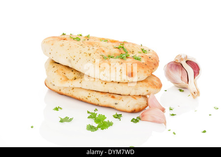 Köstlichen Knoblauch und Koriander Naan Brot Hintergrund mit frischer Petersilie Kräuter und Knoblauch. Kulinarischen exotisches Essen. Stockfoto