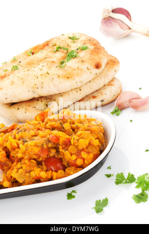 Köstlichen dal in Schüssel mit Naan Fladenbrot und frischen Kräutern isoliert auf weißem Hintergrund. Kulinarische Küche des Ostens. Stockfoto