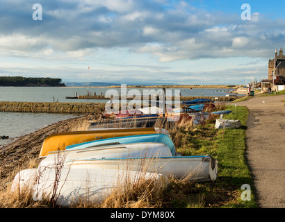 ALTE VERLASSENE BOOTE AUF DEM VORLAND VON FINDHORN DORF MORAY SCHOTTLAND Stockfoto