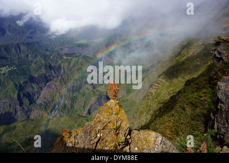 Regenbogen im Cirque de Mafate aus Maido Sicht, La Réunion, Frankreich Stockfoto