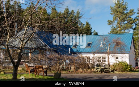 BLAUE DACH AUF EIN HAUS, BESTEHEND AUS STROHBALLEN IN DER FINDHORN FOUNDATION ÖKODORF MORAY SCHOTTLAND Stockfoto