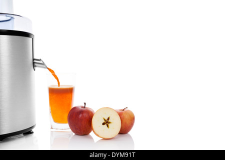 Frisches Obst Entsaften. Silber Entsafter, frische Äpfel und frische Saft im Glas isoliert auf weißem Hintergrund mit Textfreiraum. Gesund Stockfoto