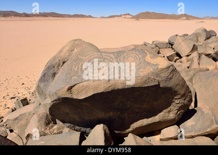 Neolithischen Felszeichnungen, Bubalus oder Bubalus Zeitraum rock Gravur eines Spiral-Symbols, Tassili n ' Ajjer National Park Stockfoto