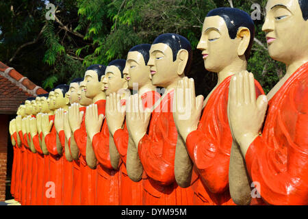 Figuren der buddhistischen Mönche vor einem Kloster, in der Nähe von Sigiriya, Zentralprovinz in Sri Lanka Stockfoto