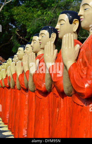 Figuren der buddhistischen Mönche vor einem Kloster, in der Nähe von Sigiriya, Zentralprovinz in Sri Lanka Stockfoto