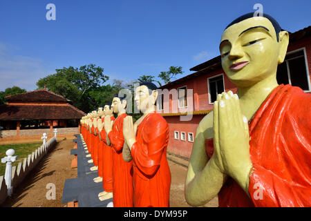 Figuren der buddhistischen Mönche vor einem Kloster, in der Nähe von Sigiriya, Zentralprovinz in Sri Lanka Stockfoto