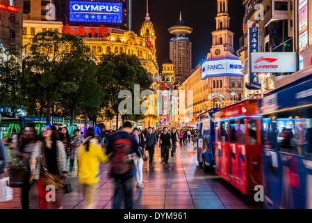 Nanjing Road, Fußgängerzone und belebten Einkaufsstraße in der Nacht, Shanghai, China Stockfoto