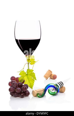 Rotwein im Weinglas mit Cabernet-Sauvignon-Trauben, Rebe Blätter Wein Stopfen und Weinkorken isoliert auf weißem Hintergrund. Stockfoto