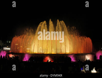 Farbig beleuchtete Brunnen Font Magica de Montjuic, magische Brunnen von Montjuïc in der Nacht, Barcelona, Katalonien Stockfoto