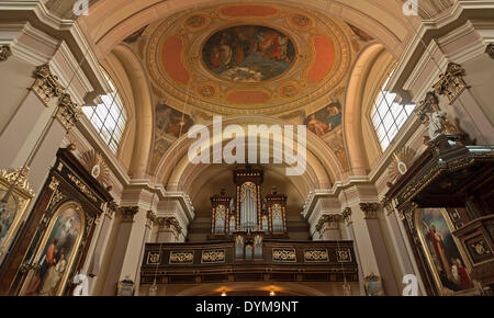 Orgelempore der katholischen Pfarrei St. Laurentius-Kirche am Schottenfeld, klassische Barocksaal Kirche, 1784-1787, Vienna Stockfoto