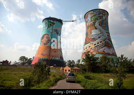 Die bunt bemalten Kühltürme des Kraftwerks Orlando, Soweto, Johannesburg, Gauteng, Südafrika Stockfoto