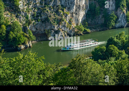 Ausflugsschiff auf der Donau in den Donaudurchbruch, Kelheim, Bayern, Bayern, Deutschland Stockfoto