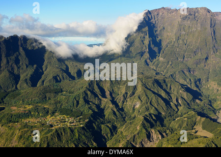 Luftaufnahme des Dorfes La Nouvelle Mafate, Cirque de Mafate, Reunion, Frankreich, Indien Ocean Stockfoto