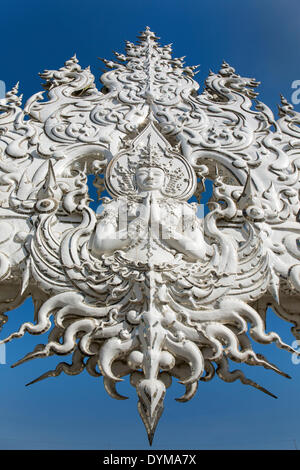 Wat Rong Khun, Detail der reich verzierte Brücke des weißen Tempels des Architekten und Künstlers Chalermchai Kositpipat, Chiang Rai Stockfoto