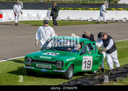 1974 Ford Escort MkI besuchte von Streckenposten. Fahrer Peter Clements, Gerry Marshall Trophy Rennen. 72. Goodwood Mitgliederversammlung, UK. Stockfoto