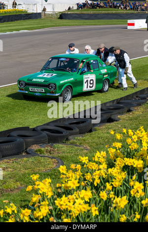 1974 Ford Escort MkI besuchte von Streckenposten. Fahrer Peter Clements, Gerry Marshall Trophy Rennen. 72. Goodwood Mitgliederversammlung, UK. Stockfoto