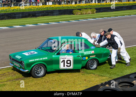 1974 Ford Escort MkI besuchte von Streckenposten. Fahrer Peter Clements, Gerry Marshall Trophy Rennen. 72. Goodwood Mitgliederversammlung, UK. Stockfoto