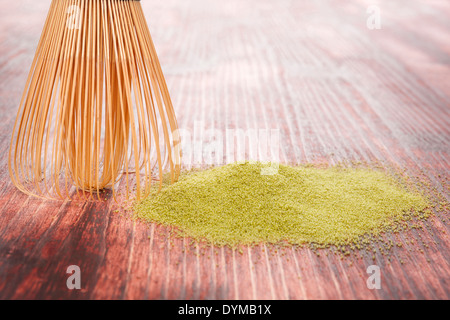 Traditionelle pulverisierter Grüntee Matcha auf hölzernen Hintergrund mit Bambus Chasen. Traditionelle japanische Matcha-Tee-Zeremonie. Stockfoto