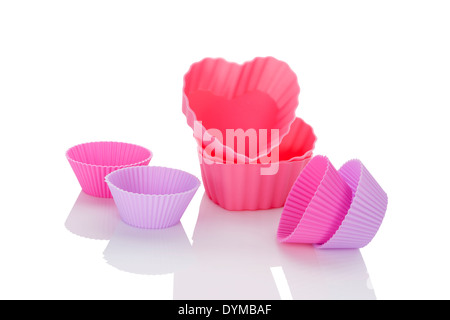 Pink und lila Backen Formen isoliert auf weißem Hintergrund. Backen, modernen minimalistischen Stil. Stockfoto