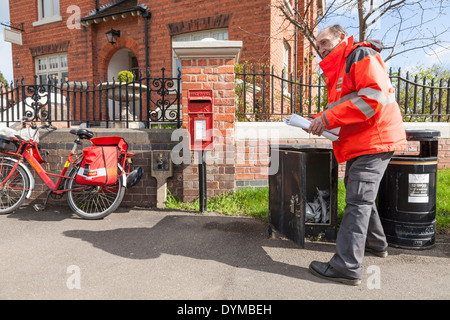 Royal Mail Briefträger sammeln Post von einem Kasten vor der Lieferung. Nottinghamshire, England, Großbritannien Stockfoto