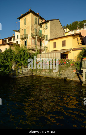 Restaurant Und Uferpromenade Hafenstädtchen bin Luganersee, Lago di Lugano, Porto Ceresio, Lombardei, Italien Stockfoto