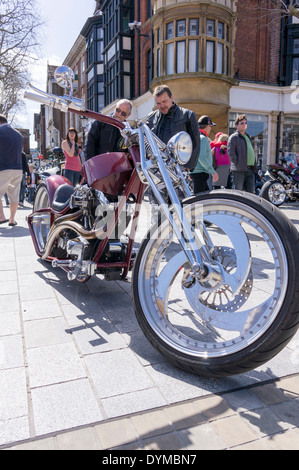 Zwei Männer bewundern ein Custom Harley Davidson Motorrad bei einer Show in Salisbury Wiltshire UK Stockfoto