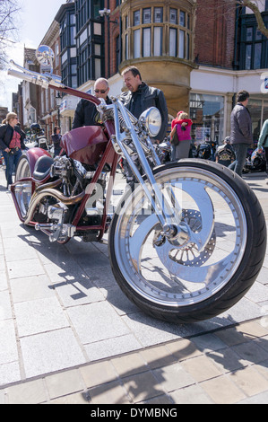 Zwei Männer bewundern ein Custom Harley Davidson Motorrad bei einer Show in Salisbury Wiltshire UK Stockfoto