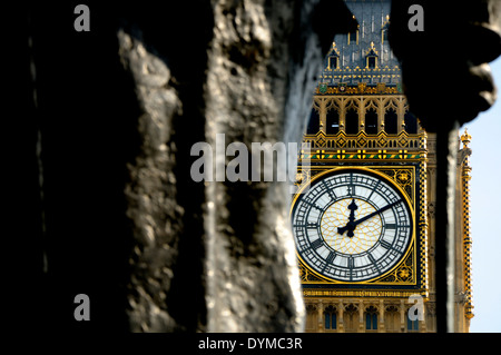 London, England, Vereinigtes Königreich. Statue (1973; Ivor Roberts-Jones) von Sir Winston Churchill (1874-1965) in Parliament Square. Big Ben Stockfoto