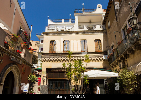 Kleine Piazza mit Bar direkt an der Corso Umberto in dieser beliebten Norden Osten Touristenstadt; Taormina, Provinz Catania, Sizilien, Italien Stockfoto